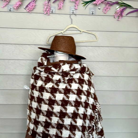 Houndstooth weaved scarf/shawl with sparkly threads - Picture 7 of 8